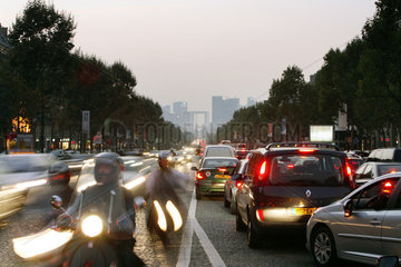 Paris  Rushhour auf dem Champs Elysees