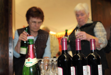Berlin  Deutschland  Frauen schenken Sekt und Wein ein