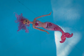 Santa Lucia  Italien  eine Barbie-Puppe schwimmt in einem Schwimmbecken