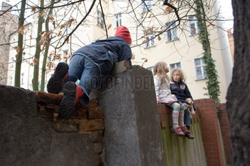 Berlin  Kinder spielen im Hinterhof