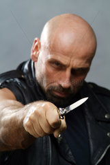 Ein Mann mit einem Messer