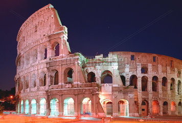 Rom  das Kolosseum zur Daemmerung