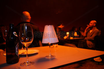 Berlin  Deutschland  Menschen sitzen abends im Cafe der temporaeren Kunsthalle