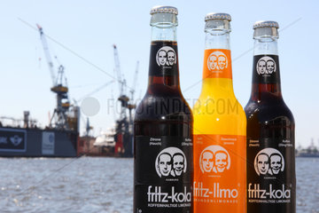 Hamburg  Deutschland  fritz-kola und fritz-limo Flaschen im Hamburger Hafen