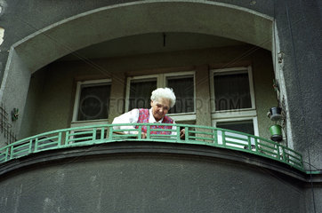 Rentnerin raeumt auf dem Balkon auf  Posen  Polen