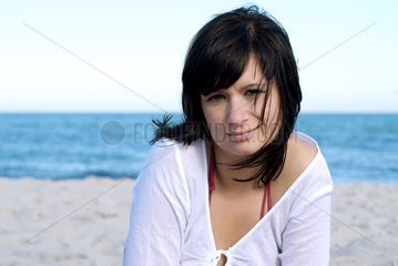 Ahrenshoop  Deutschland  eine junge Frau am Strand