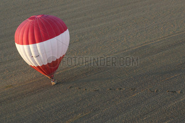 Magdeburg  Deutschland  Heissluftballon bei der Landung auf einem Feld