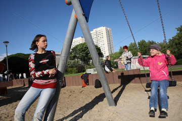 Berlin  Deutschland  Kinder auf einem Spielplatz in Marzahn