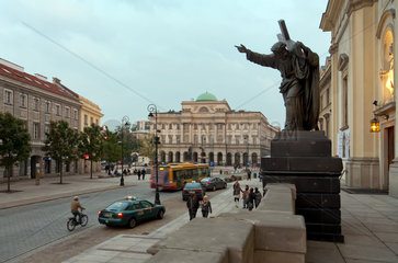 Warschau  Polen  Jesus als Kreuztraeger vor der Heilig-Kreuz-Basilika