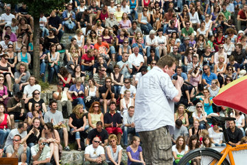 Berlin  Deutschland  ein Karaokesaenger singt vor Publikum im Mauerpark