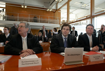 Gerhard Baum  Herr Schantz und Dr. Reiter vor dem Bundesverfassungsgericht