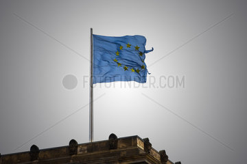 Berlin  Deutschland  die Europaflagge auf dem Reichstag