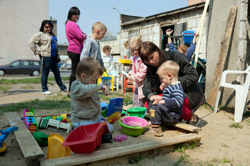Danzig  Polen  Kinder und Mutter beim Spielen