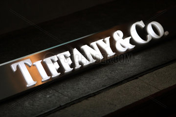 Hong Kong  China  Logo des Juweliers Tiffany und Co