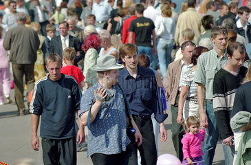Spazierende Menschen bei einem Fest  Kaliningrad  Russland