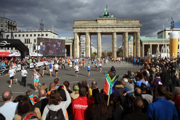 Berlin  Deutschland  Jugendliche laufen beim Mini-Marathon durch das Brandenburger Tor