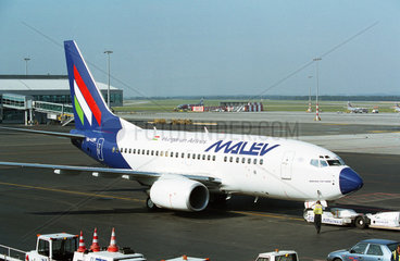 Flugzeug der Hungarian Airlines auf dem Flughafen in Prag  Tschechien