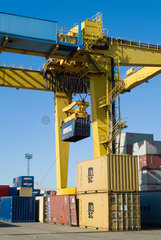 Hamburg  Verladung eines Containers im Hamburger Hafen