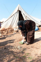 Atma  Syrien  eine Frau im Fluechtlingslager Atma Camp an der tuerkischen Grenze