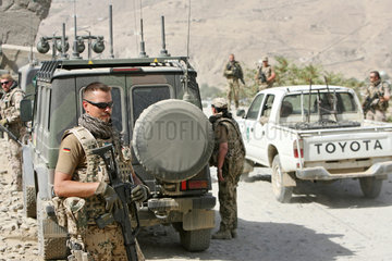 Feyzabad  Afghanistan  Bundeswehrsoldaten der ISAF-Truppe bei der Strassenkontrolle
