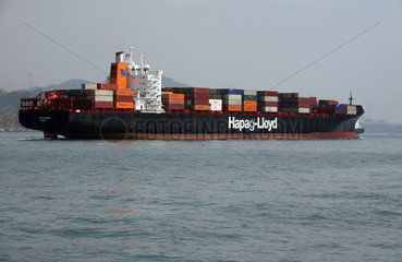Hong Kong  China  beladenes Containerschiff der Reederei Hapag Lloyd