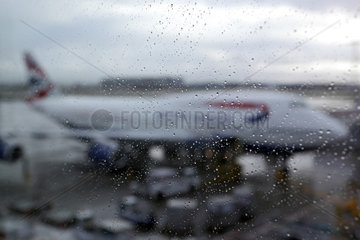 London  Grossbritannien  Flugzeug von British Airways hinter verregneter Fensterscheibe