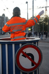 Zuerich  Schweiz  Polizist regelt den Verkehr