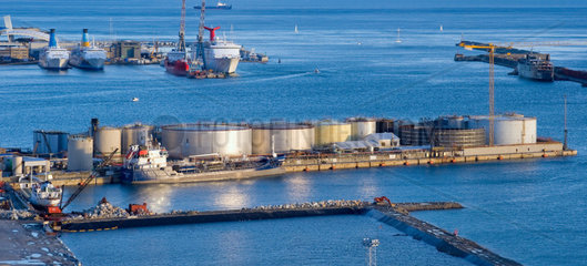 Genua  Italien  Treibstofftanks im Hafen von Genua