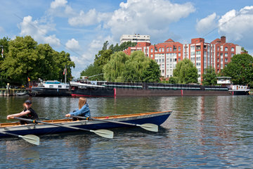 Berlin  Deutschland  Havel mit Ruderboot und Schifffahrtsufer in Berlin-Spandau