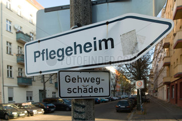 Berlin  Deutschland  Hinweisschild Pflegeheim in Berlin-Friedrichshain