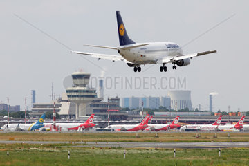 Berlin  Deutschland  Flugzeug der Lufthansa im Landeanflug auf den Flughafen Berlin-Tegel