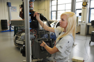 Ingolstadt  Deutschland  Mechatronikerin in der Ausbildungswerkstatt bei der Audi AG
