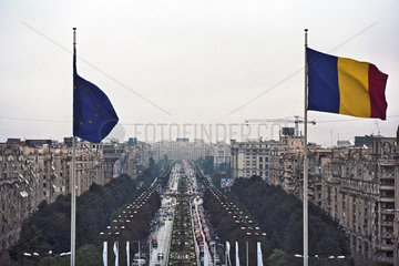 EU- und rumaenische Fahne in Bukarest