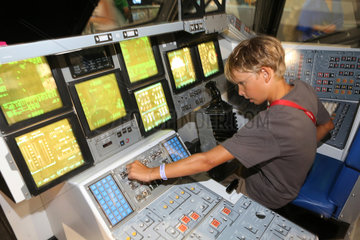 Merritt Island  Vereinigte Staaten von Amerika  Junge sitzt in einem nachgebauten Cockpit einer Raumfaehre im Besucherkomplex des Kennedy Space Center