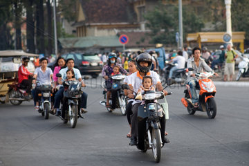 Phnom Penh  Kambodscha  Strassenszene mit Motorraedern