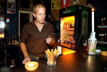 Berlin  ein Barkeeper in einer Bar