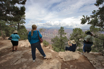 Flagstaff  USA  vier Frauen am Rand des Grand Canyon