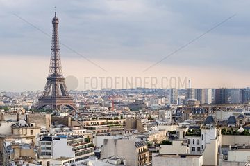 Paris  Frankreich  ueber den Daechern von Paris mit dem Eifelturm