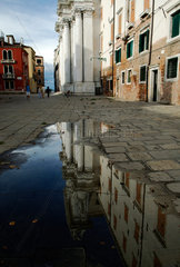 Venedig  Italien  Jesuatenkirche gespiegelt in einer Pfuetze