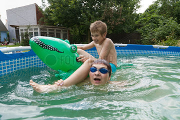 Breslau  Polen  Familie planscht im Wasser im aufblasbares Pool im Garten