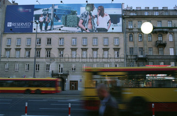 Hauptstrasse mit Bussen in Warschau