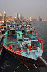 Dubai  Vereinigte Arabische Emirate  Stadthafen  Boot ankert am Dubai Creek