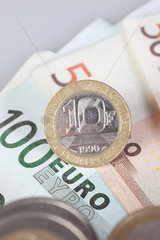 Berlin  Deutschland  Euroscheine und ehemalige 10-Franc-Muenze