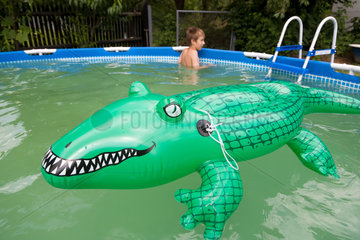 Breslau  Polen  Junge im Wasser mit Krokodil im aufblasbares Pool im Garten