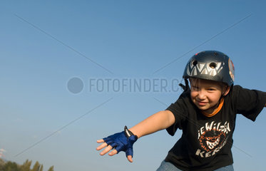 Freiburg  8-jaehriger Junge geniesst die Aussicht von seinem Rad aus