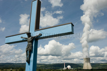 Leibstadt  Schweiz  Kruzifix vor dem Kernkraftwerk