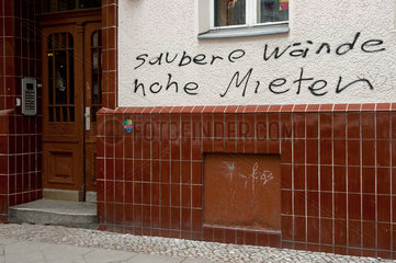 Berlin  Deutschland  Graffiti: saubere Waende  hohe Mieten