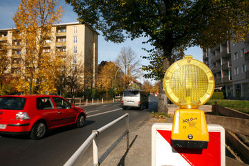 Berlin  Deutschland  Autos fahren an einer Baustellenbegrenzung vorbei