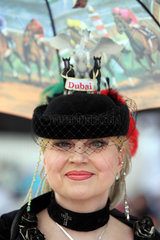 Dubai  Vereinigte Arabische Emirate  Frau mit einfallsreichem Hut beim Pferderennen