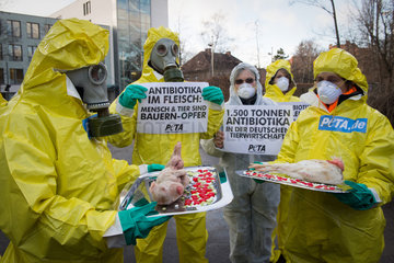 Berlin  Deutschland  PETA-Aktion Â«Antibiotika im Fleisch: Mensch und Tier sind Bauern-OpferÂ»